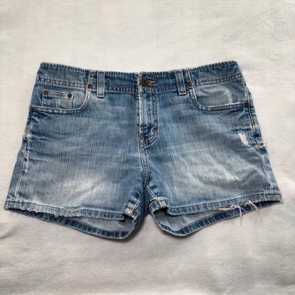 BKE Denim Wendi Shorts Light Wash Distressed Low Rise Frayed Hem Size 30 Y2K